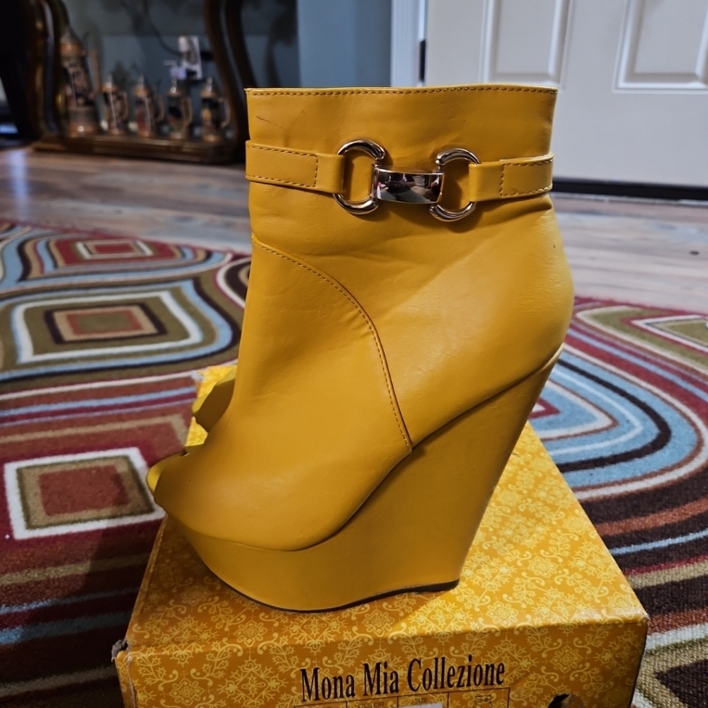 Size 8 Mona Mia Yellow Perp Toe Wedge Boot